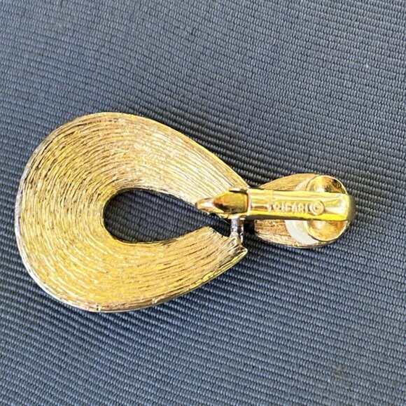 Vintage White Enamel Trifari Clip On Earrings - Picture 4 of 4